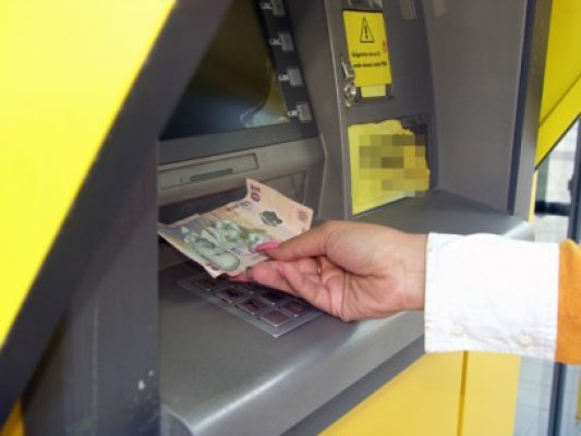 Atenţie când scoateţi bani din bancomate!